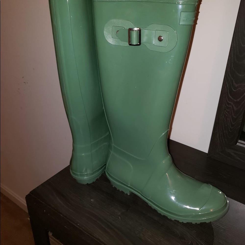 Seven Rainboots